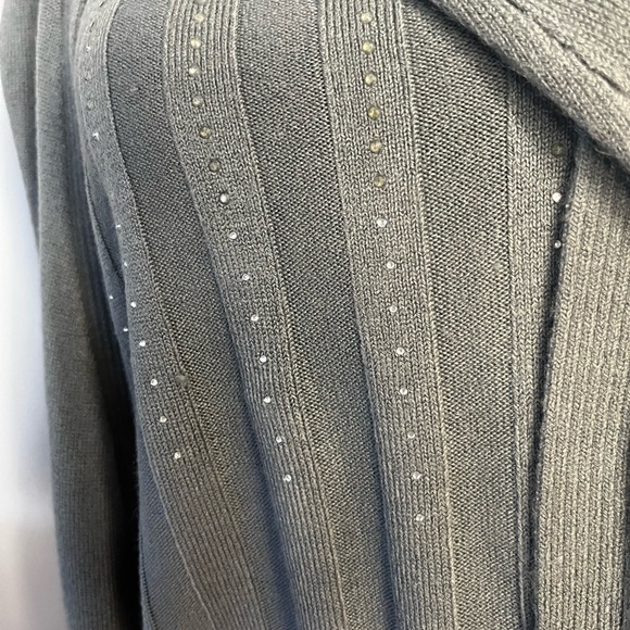 Woman’s 2 in 1 Sweater !! - Picture 10 of 14